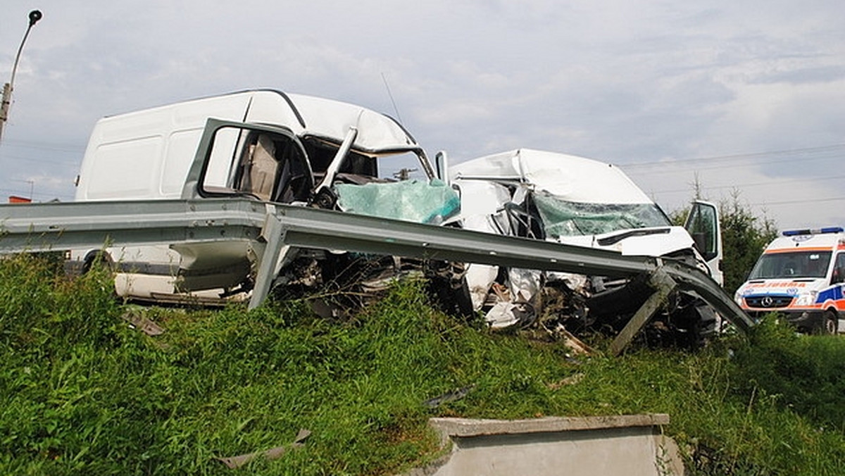 Tragiczny wypadek w Humniskach w powiecie brzozowskim. Czołowego zderzenia forda transita i opla movano nie przeżył jeden z pasażerów.