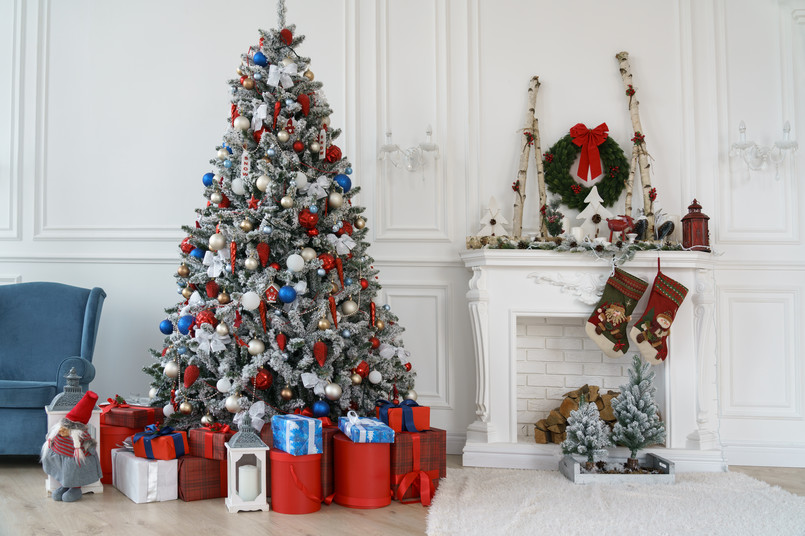 Decorated,Christmas,Tree,And,Gift,Boxes,Beside,Decorated,White,Fireplace