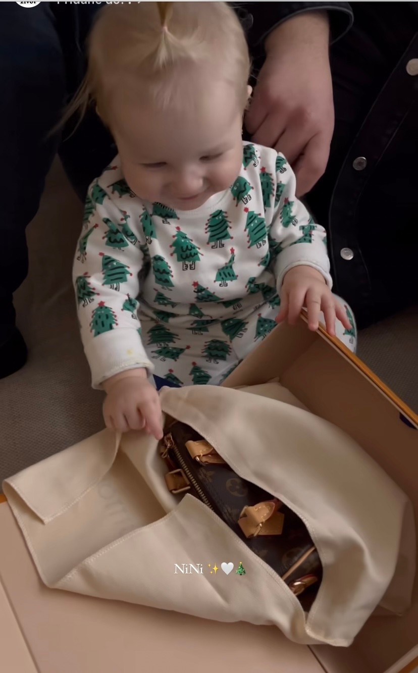 Ninka dostala od krstných luxusnú kabelku.