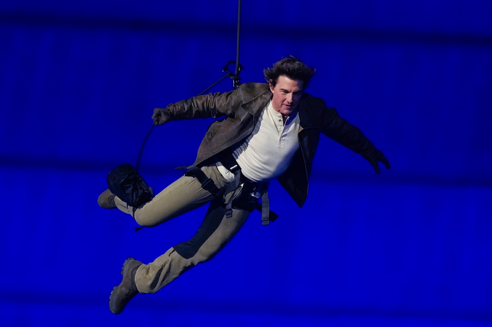 Záverečný ceremoniál LOH v Paríži na Stade de France: Americký herec Tom Cruise prevzal olympijskú vlajku.