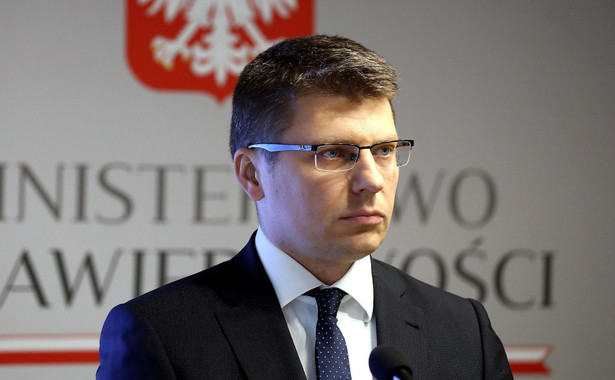 Pytany, czy Ministerstwo Sprawiedliwości przychylnym okiem spojrzy na ewentualne dokończenie kadencji przez prezes Gersdorf, powiedział, że "decyzja w tej chwili należy do prezydenta". "Projekt został zgłoszony przez prezydenta, to nie jest projekt ministerstwa. Poprzedni projekt zmiany w Sądzie Najwyższym, był to projekt poselski, zabieraliśmy głos, popierając ten projekt" - tłumaczył. Na zdjęciu Marcin Warchoł