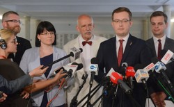 Konfederacja domaga się wprowadzenia zmian zasad dot. lotów flotą rządową. "PiS traktuje państwo jak prywatny folwark"