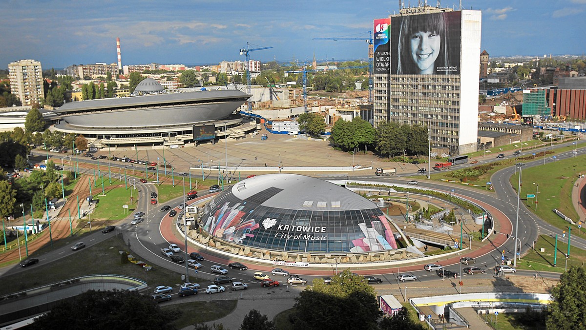 Na przyszły rok zaplanowano wymianę krzesełek górnego poziomu widowni katowickiej hali Spodek - będzie to ostatni etap trwającej od kilku lat modernizacji tego obiektu. Dzisiaj sprawdzono zainstalowane ostatnio w hali rozwiązania przeciwpożarowe.