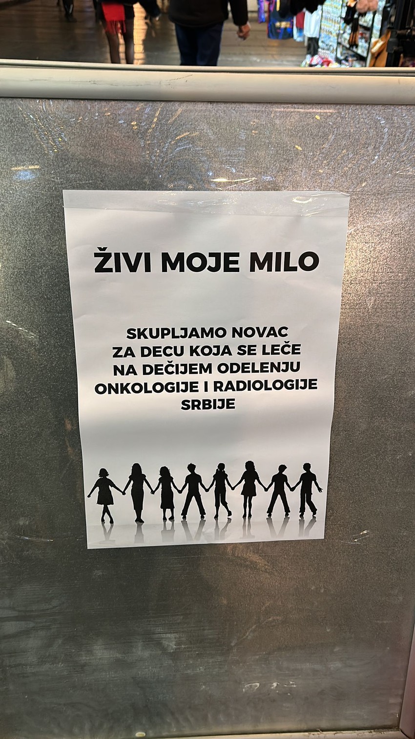 Emir Đulović peva u centru Beograda, humanitarna akcija