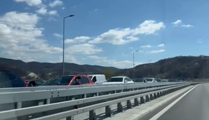 Kolona vozila na napaltnoj stanici Prilepac kod Požege