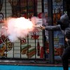 Demonstrant ispaljuje baklju tokom sukoba na protestu u Santjagu | Foto: Reuters
