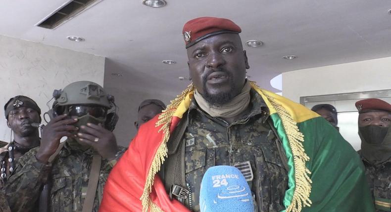 Le Colonel Mamady Doumbouya lors de sa première déclaration après sa prise de pouvoir par un coup d'État contre le président Alpha Condé.