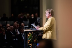 Kontrowersje wokół fundacji zainaugurowanej przez Merkel. Wdowa po kanclerzu Kohlu grozi pozwem
