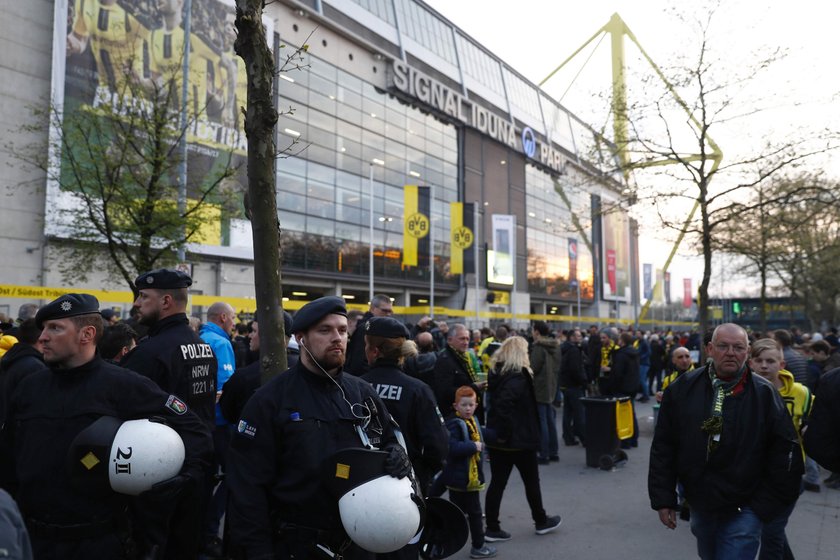 Atak na autokar Borussii! Piłkarz zabrany do szpitala