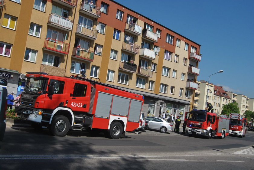 Staruszka zatrzasnęła się na balkonie. W środku małe dziecko 