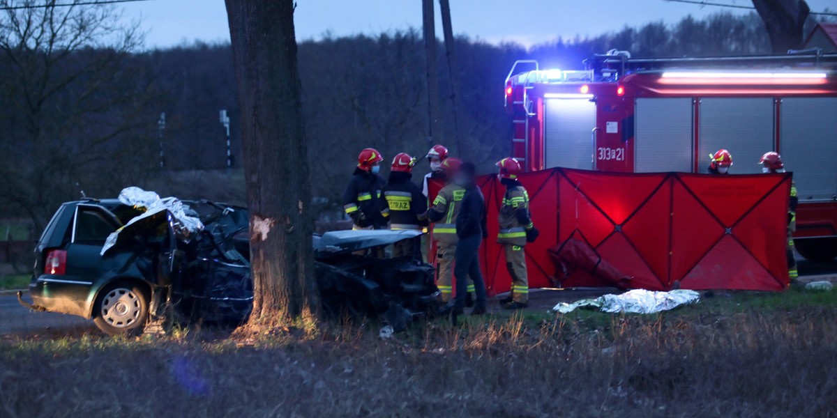 Tragedia w Dąbroszynie. Nie żyje dwóch młodych mężczyzn