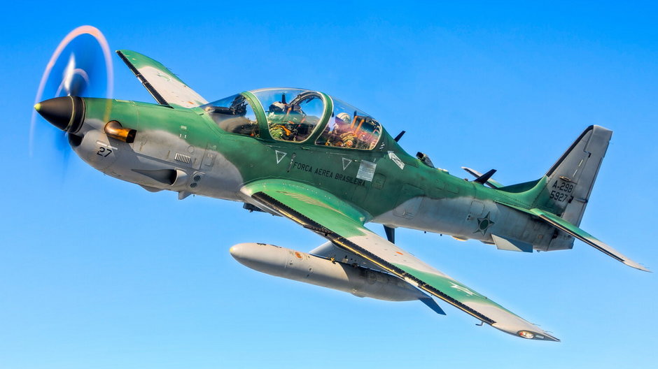 Turbośmigłowe A-29 Super Tucano są używane do przechwytywania wolno poruszających się obiektów jak śmigłowce czy lekkie samoloty turystyczne, z których korzystają przemytnicy.