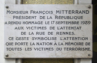 Tablica upamiętniająca ofiary zamachów w Paryżu