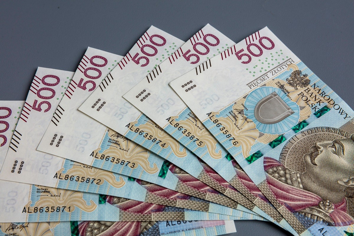 Od 2025 roku możemy spodziewać się znacznej podwyżki świadczenia wspierającego finansowanego z budżetu państwa. Wysokość tego świadczenia jest ściśle powiązana z rentą socjalną, która również ulegnie waloryzacji.