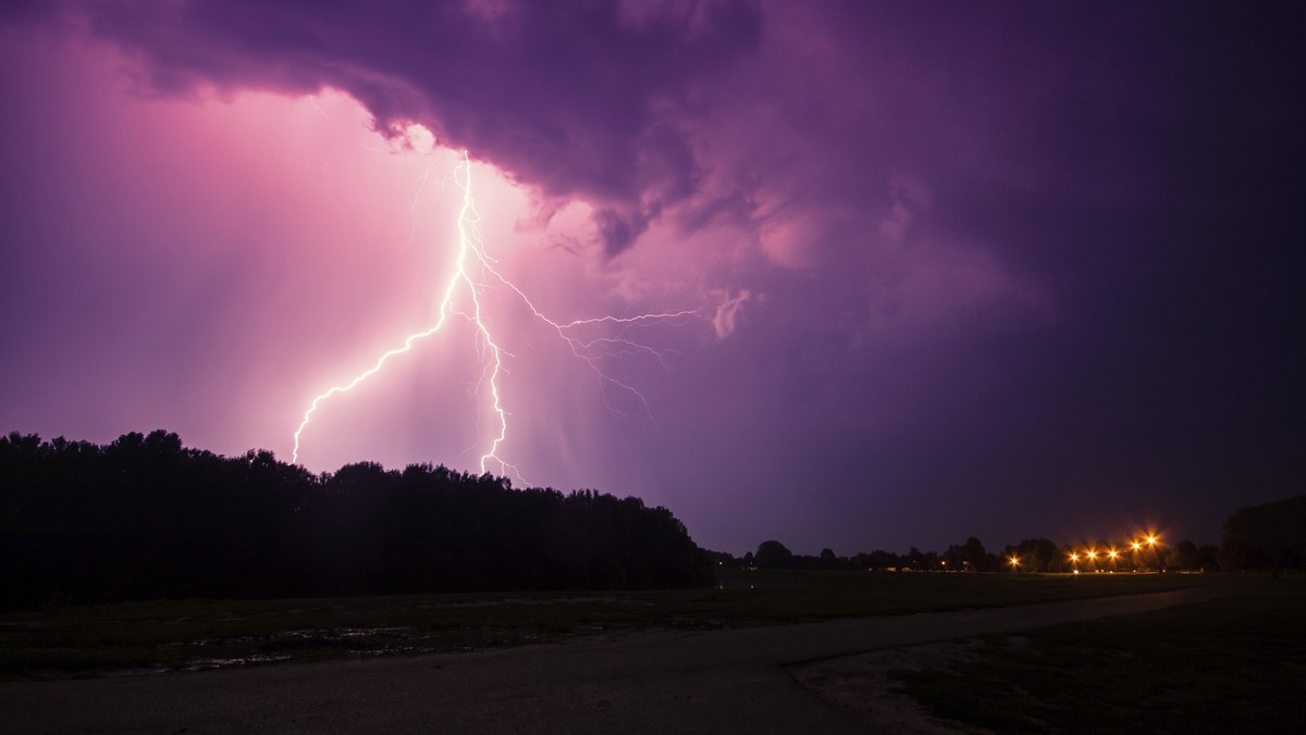 W ciągu najbliższych godzin nad prawie całym krajem mogą przechodzić burze z gradem – poinformowało Rządowe Centrum Bezpieczeństwa. Instytut Meteorologii i Gospodarki Wodnej wydał ostrzeżenia dla 12 z 16 województw.