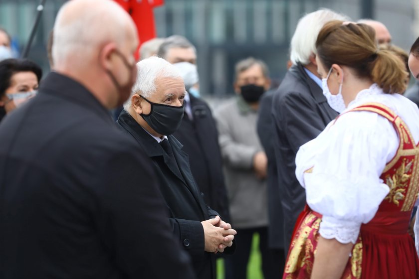 Miesięcznica w cieniu obostrzeń. Co z dystansem społecznym?!