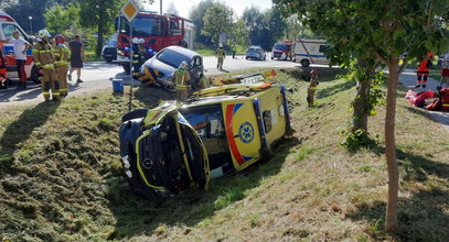 Podwójna tragedia na drodze. Najpierw dachowali w busie, a teraz mieli wypadek w karetce