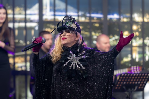 Nada Topčagić prekinula koncert, pa se obratila OBEZBEĐENJU: "Ne mogu da skočim, slomiću nogu!", evo šta se desilo