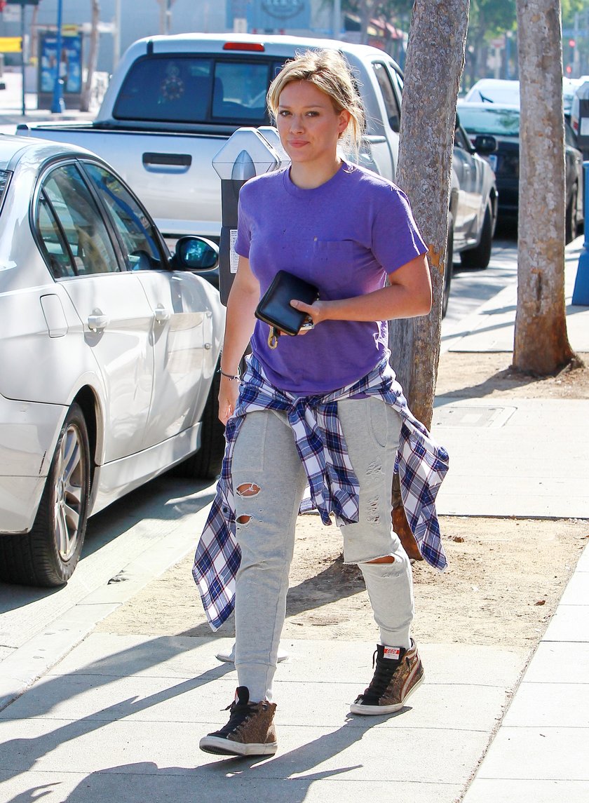 Hilary Duff w dresach z dziurami