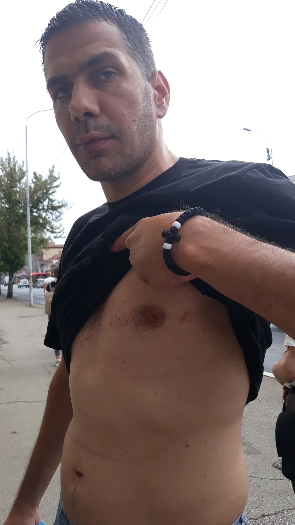 Nenad Mitrović iz Beograda pokazuje gde ga je Ivica Mikić ubo nožem pored srca 