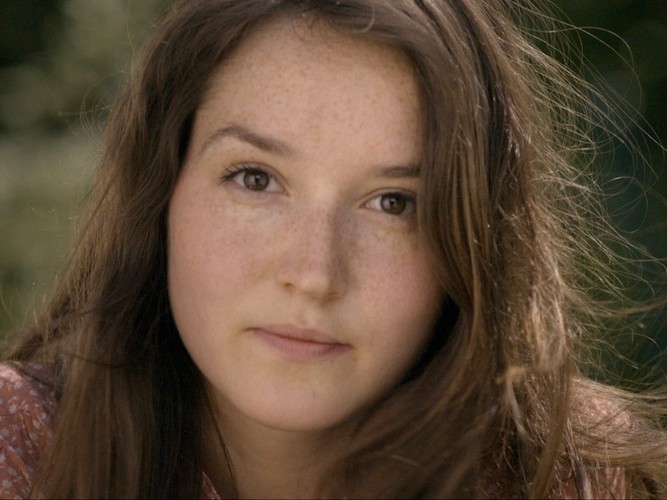 Według dziennika 'Le Figaro' nękana życiowymi rozterkami główna bohaterka filmu 'stawia sobie wiele pytań'