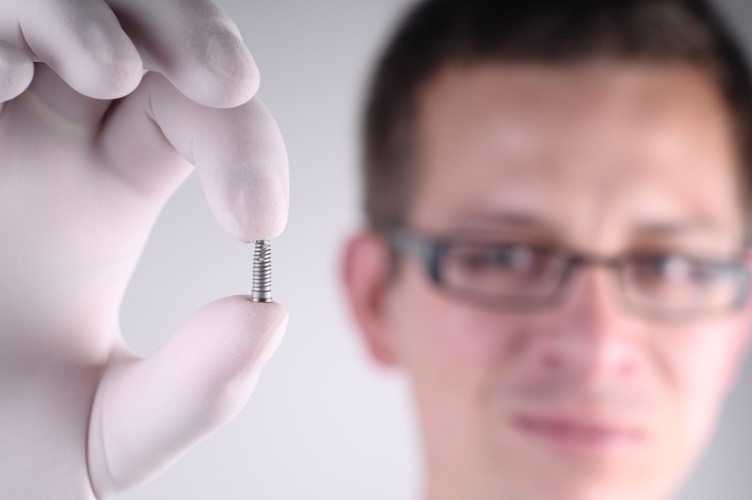 Przyszłością branży medycznej będą elektroniczne urządzenia służące do pomiaru różnego rodzaju parametrów zdrowotnych, takich jak np.  tętno, albo poziom stresu w jakim się znajdujemy. Obecnie takie urządzenia często są nakładane na powierzchnię ciała (np. zegarki), ale w przyszłości będą one zastępowane implantami, czyli urządzeniami montowanymi pod powierzchnią skóry. Nowe wynalazki wpłyną na pewno korzystnie na stan zdrowia społeczeństw, które w łatwy sposób będą mogły kontrolować stan własnego organizmu.