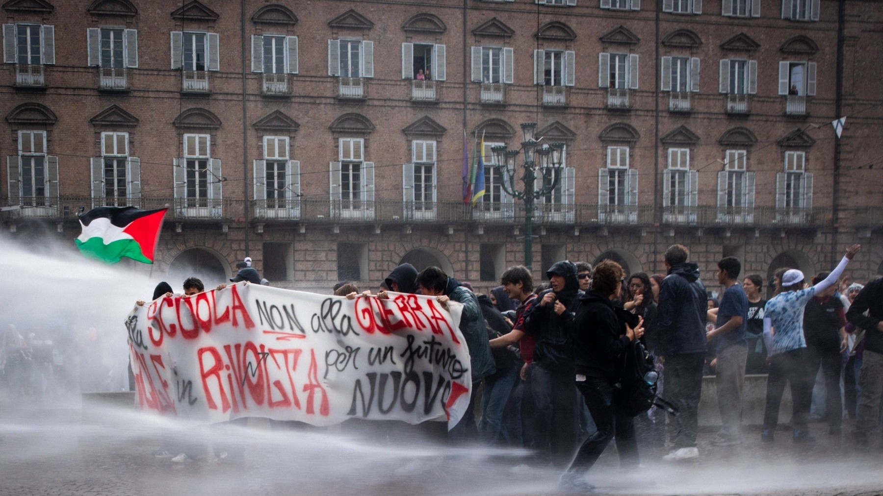 Italia riscă proteste „ca în Franţa”: ciocniri între studenţi şi poliţie la Roma şi Torino