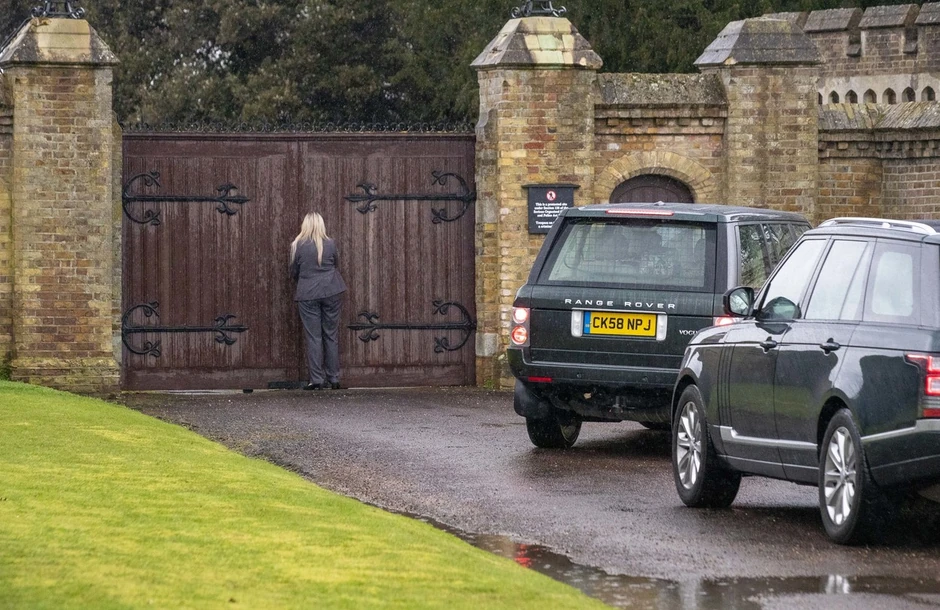 Obezbeđenje je bezuspešno pokušavalo da otvori kapiju