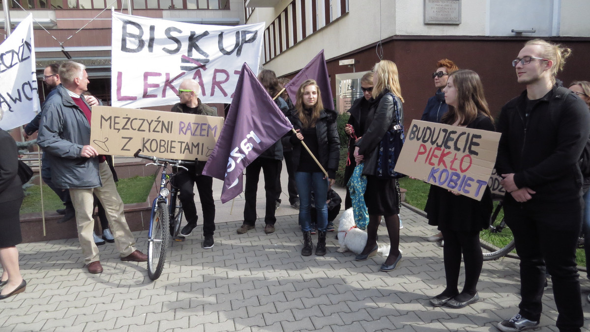 Około dwustu ubranych na czarno osób protestowało w niedzielne południe w Białymstoku przeciwko planom zaostrzenia prawa antyaborcyjnego. Czarny protest odbył się przed siedzibą wojewody podlaskiego. Po drugiej stronie ulicy demonstrowała grupka zwolenników całkowitego zakazu aborcji.