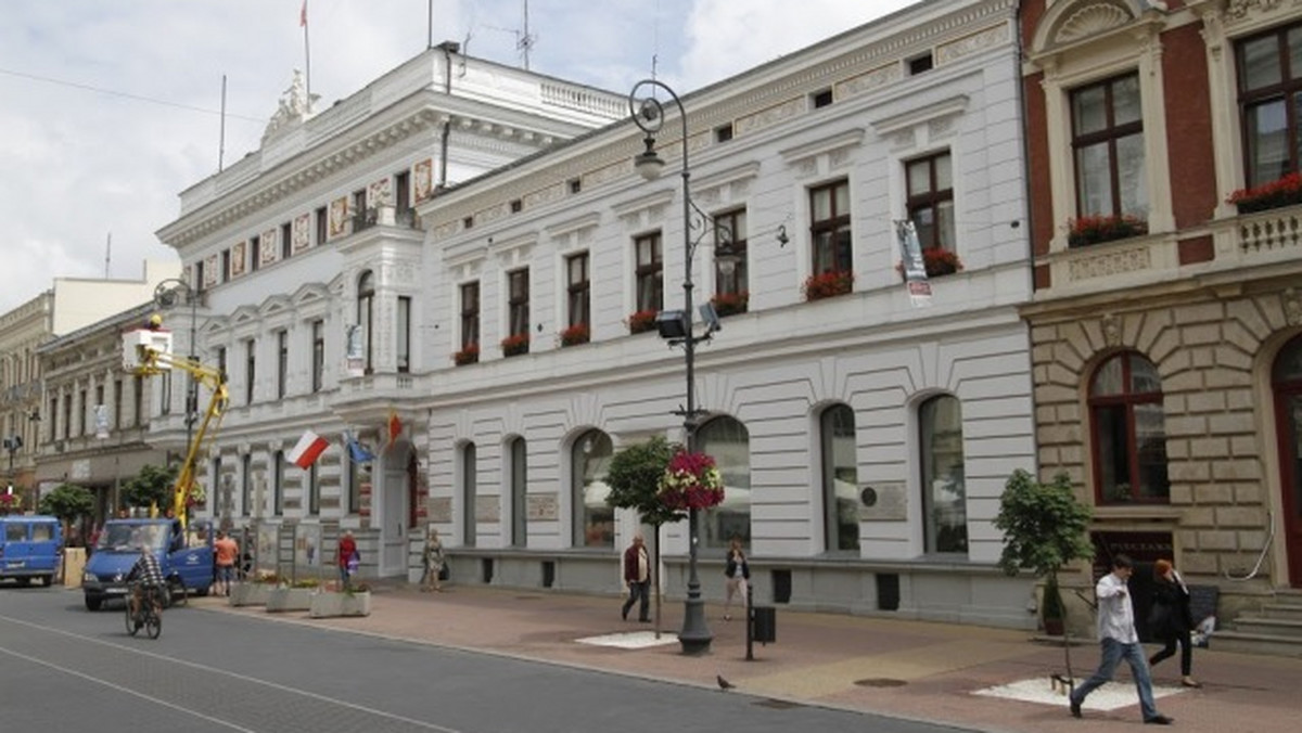 Łódzcy śledczy z urzędu zamierzają zbadać sprawę wycieku danych, do jakiego doszło w urzędzie miasta. Na razie trwa postępowanie sprawdzające. Jeśli okaże się, że ktoś umyślnie zamieścił w sieci dane wrażliwe kilkunastu osób, może mu grozić do dwóch lat więzienia. Za zwykłe "przeoczenie" czy "nieuwagę" – rok pozbawienia wolności.