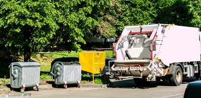 Straszny wypadek z udziałem śmieciarki. Nie żyje 83-latek