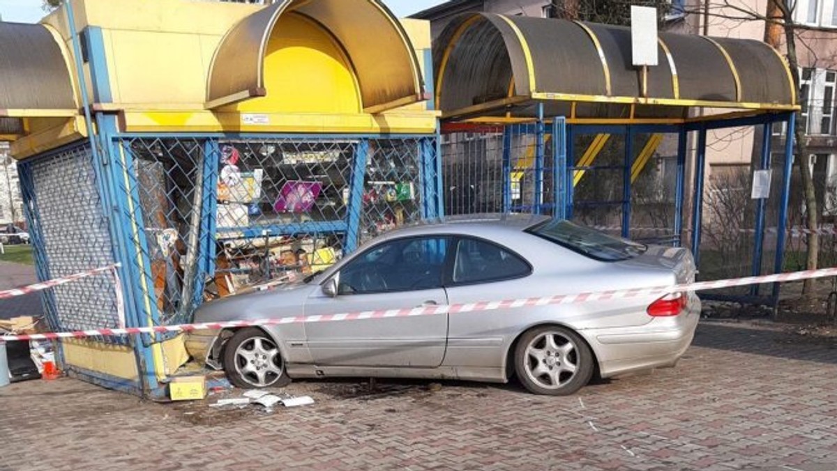 Młody kierowca najprawdopodobniej stracił panowanie nad samochodem i wjechał w kiosk. Do wypadku doszło w Stalowej Woli. Dwie osoby zostały ranne: sprzedawczyni w kiosku i mężczyzna, który robił zakupy.