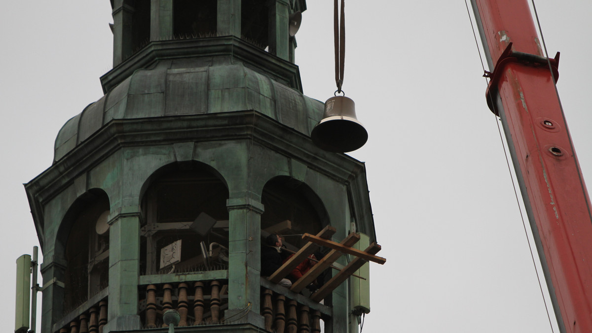 300-kilogramowy nowy dzwon zawisł w piątek pod kopułą wieży olsztyńskiego ratusza. Zastąpił stary, który był pęknięty. Według planów po raz pierwszy zabrzmi podczas sylwestrowej nocy.
