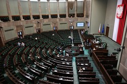 Polityczne przetasowanie. PiS wraca na szczyt, Konfederacja rośnie, a kto wypada z Sejmu? Oto najnowszy sondaż