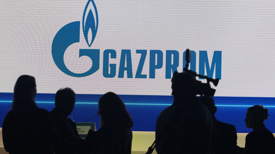 Logo Gazpromu na Międzynarodowym Forum Gazowym w Petersburgu