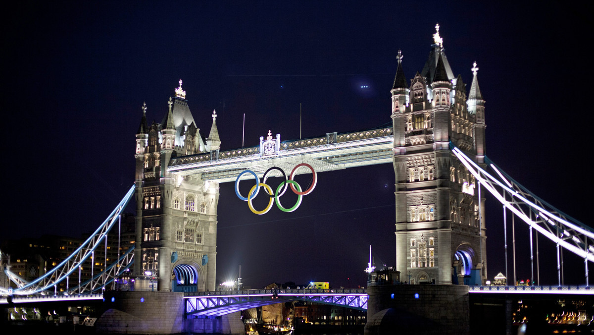 Na Tower Bridge zawisły barwne koła olimpijskie. To widomy znak, że Igrzyska Olimpijskie zbliżają się wielkimi krokami - podaje "Goniec Polski".