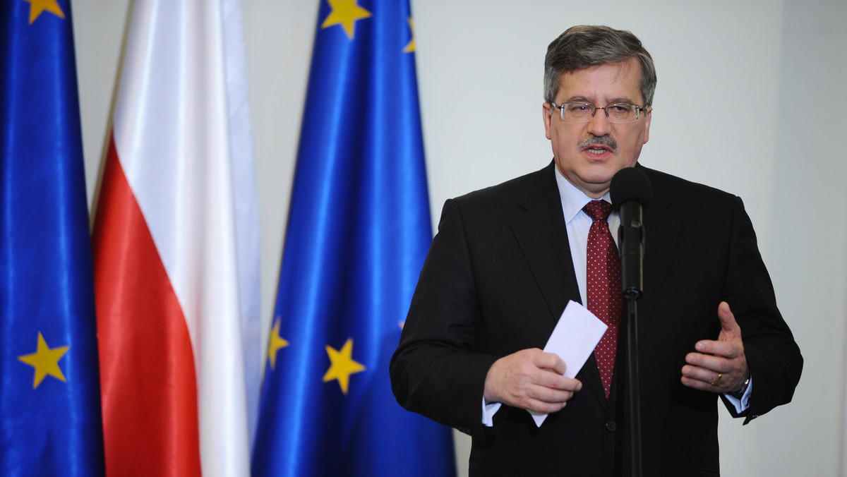 Prezydent Bronisław Komorowski podpisał w środę ustawę o formach opieki nad dziećmi do lat trzech, ułatwiającą m.in. zakładanie żłobków i klubików dla małych dzieci. Podkreślił, że ustawa jest tylko fragmentem pracy, która czeka państwo w zakresie polityki prorodzinnej.