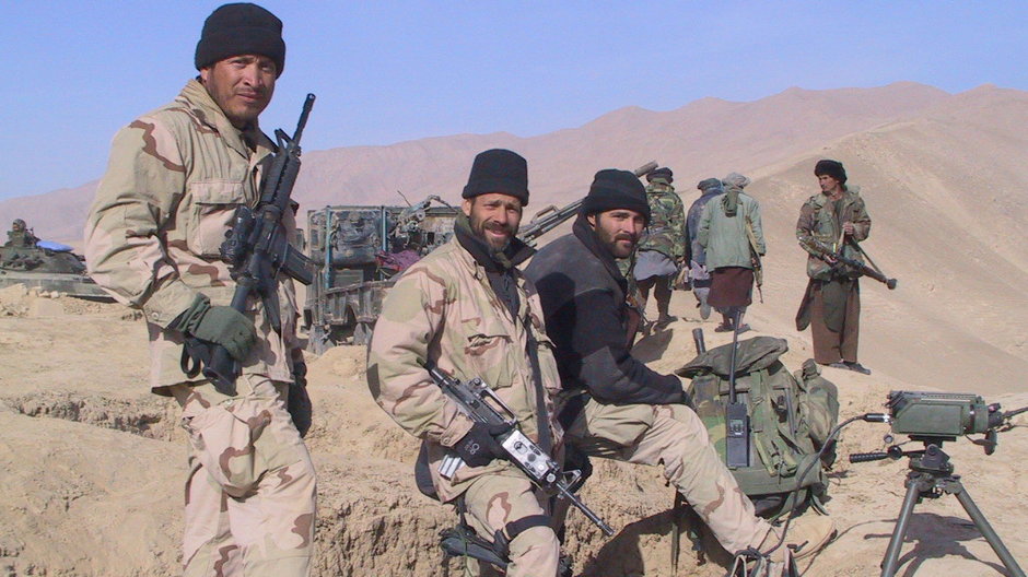 Miesiąc po rozpoczęciu misji "Jawbreaker" do Afganistanu zaczęli zjeżdżać żołnierze sił specjalnych USA. Na zdjęciu: amerykańscy komandosi w Kunduzie razem z siłami Sojuszu Północnego, listopad 2001 r.