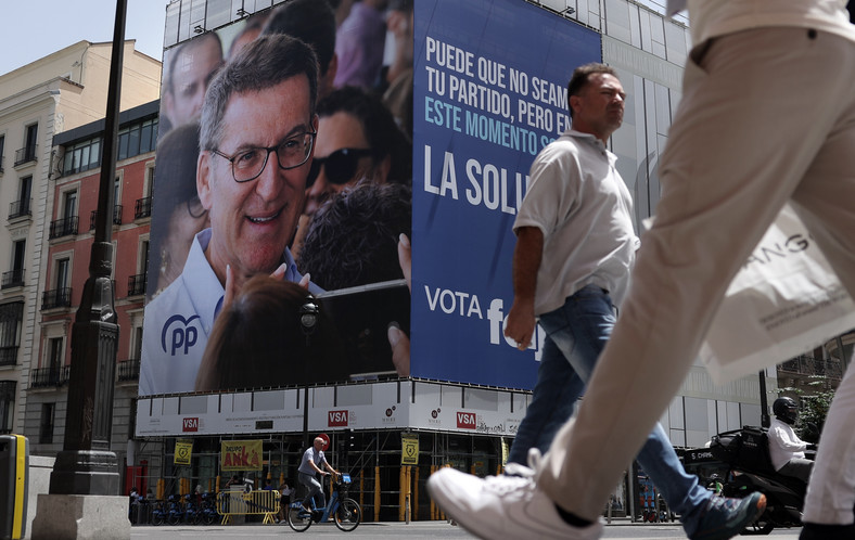 Alberto Nunez Feijoo na bilbordzie wyborczym. Hiszpania, 2023 r.