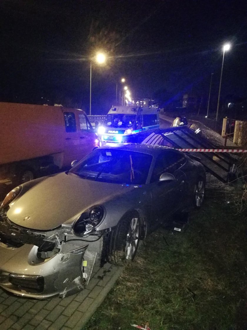 Porsche staranowało przystanek w Gdańsku. Kierowca w rękach policji