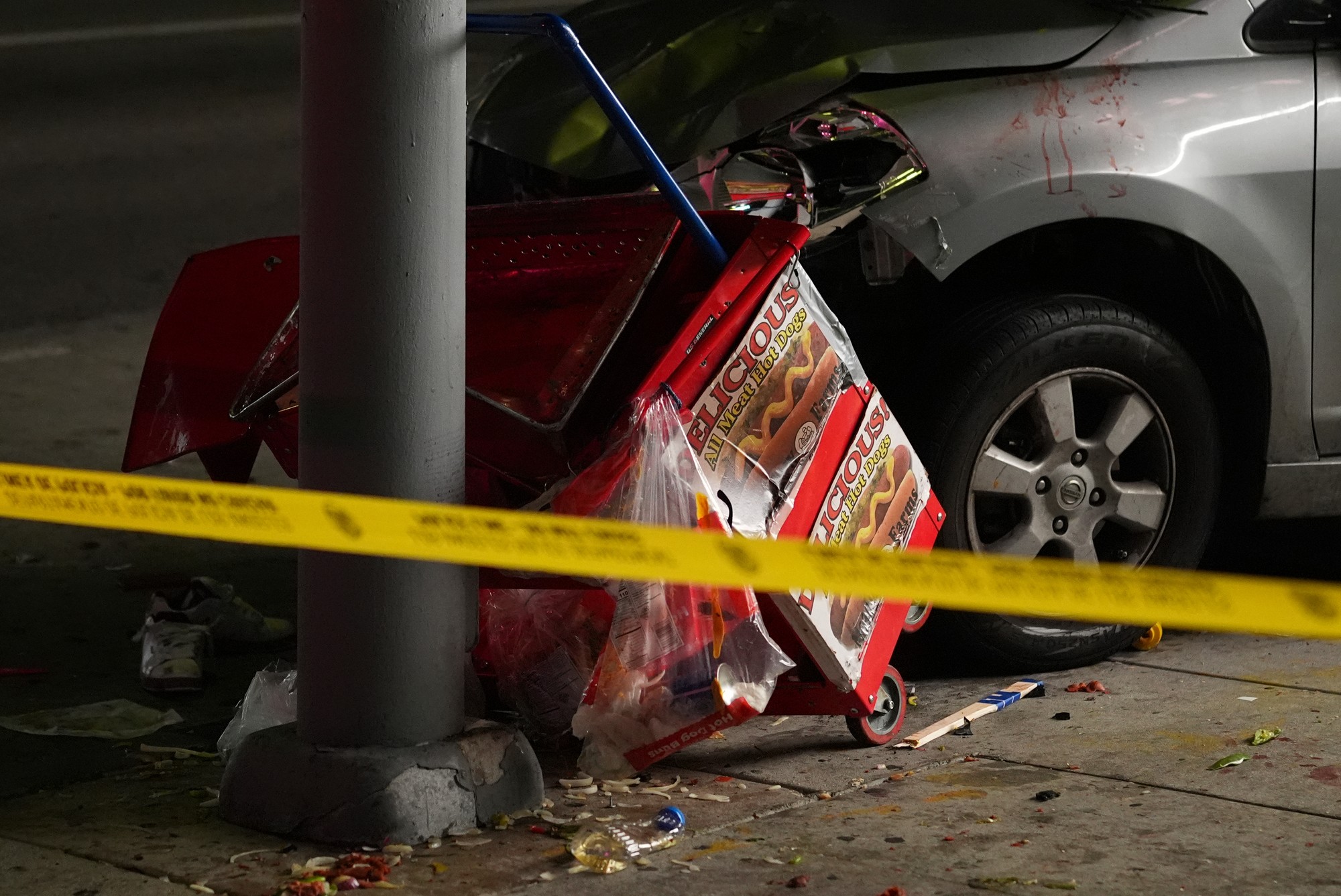 Do davu ľudí v štvrti East Hollywood v americkom meste Los Angeles narazilo vozidlo.