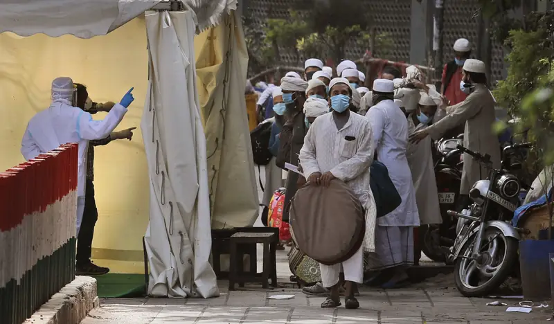 Muzułmanie oczekujący na transport medyczny / AP/Associated Press/East News