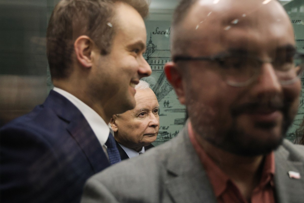 Wezwany na świadka prezes PiS Jarosław Kaczyński i rzecznik PiS Rafał Bochenek podczas przerwy posiedzenia komisji śledczej ds. Pegasusa