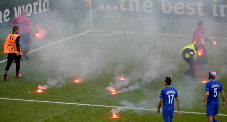 Najpierw Anglicy i Rosjanie, teraz Chorwaci. Kolejni kibice zakłócili mecz Euro 2016
