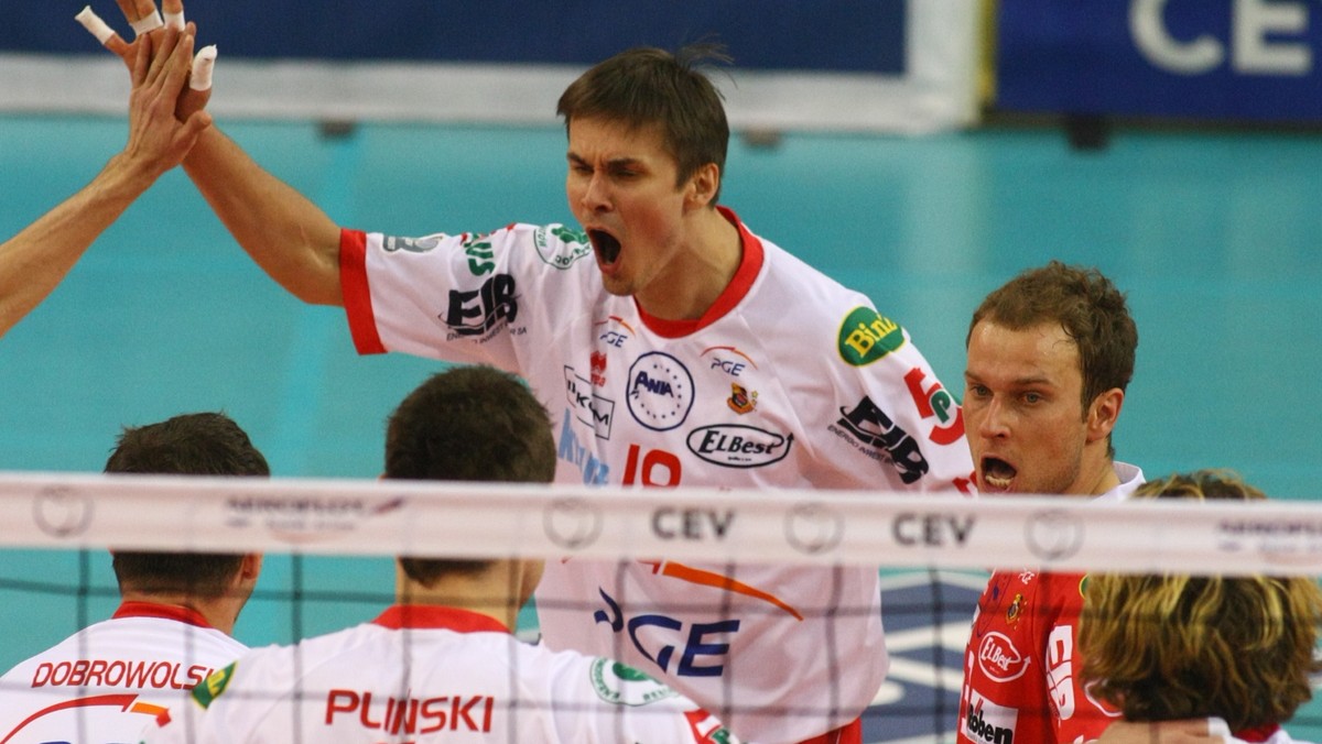 W pierwszym półfinałowym spotkaniu PlusLigi siatkarzy mistrz Polski Skra Bełchatów pokonał Jastrzębski Węgiel 3:0 (25:20, 25:21, 25:23). W drugim czwartkowym spotkaniu półfinałowym siatkarze Zaksy Kędzierzyn-Koźle ulegli Asseco Resovii Rzeszów 2:3.