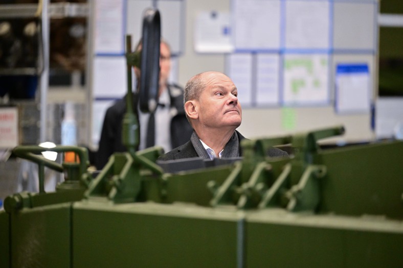 Kanclerz Olaf Scholz w fabryce Rheinmetall