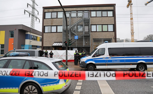 Policja przed miejscem strzelaniny w Hamburgu