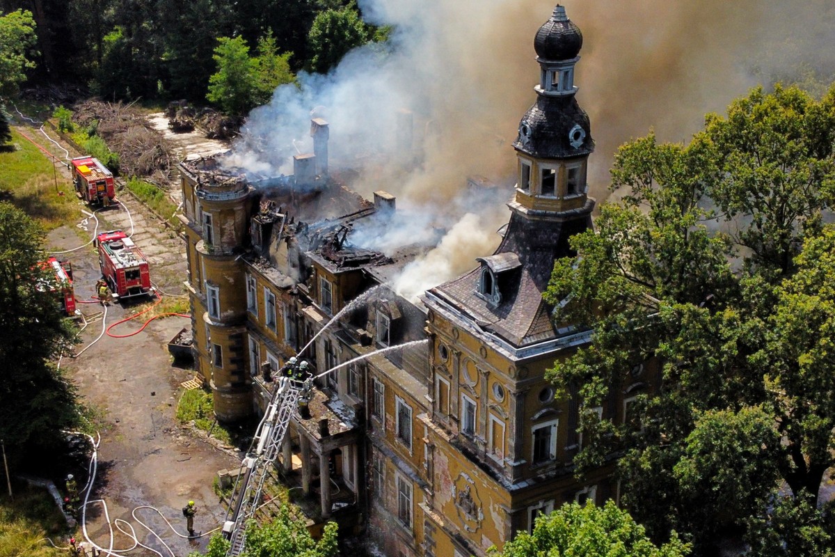 Pożar neogotyckiego pałacu w Jelczu-Laskowicach