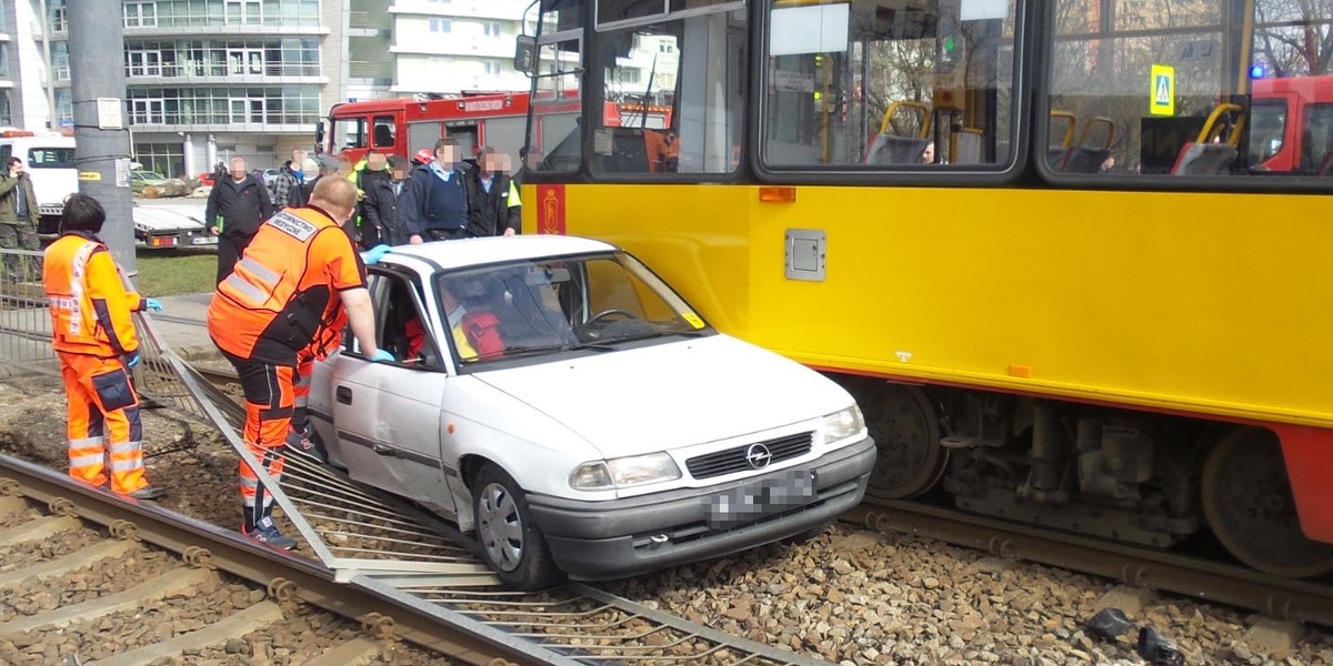 Opel zderzył się z tramwajem