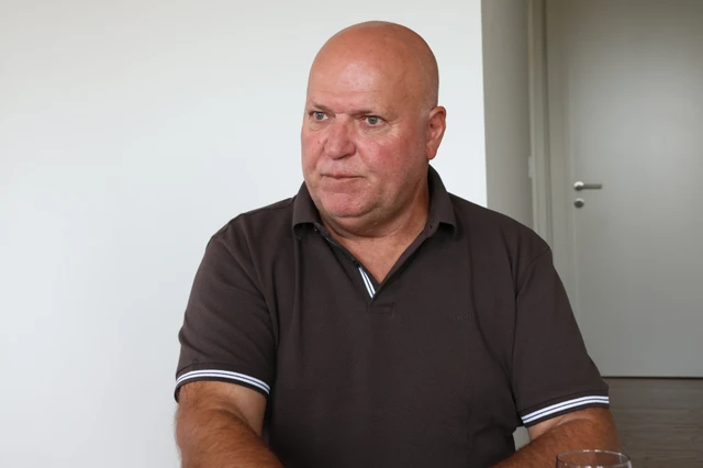 "Ćelavi matori se zaljubio u Standžu, pa platio 33 evra da je gleda golu!" Otac Asmina Durdžića na meti skandaloznih optužbi